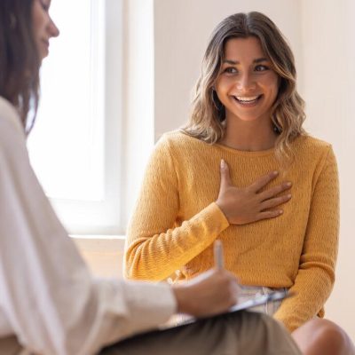 Psychologist-listening-to-her-patient-1024x683